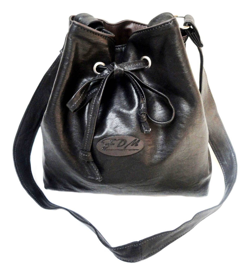 Grand sac bourse à bandoulière artisanal design en cuir noir façon daim. France.