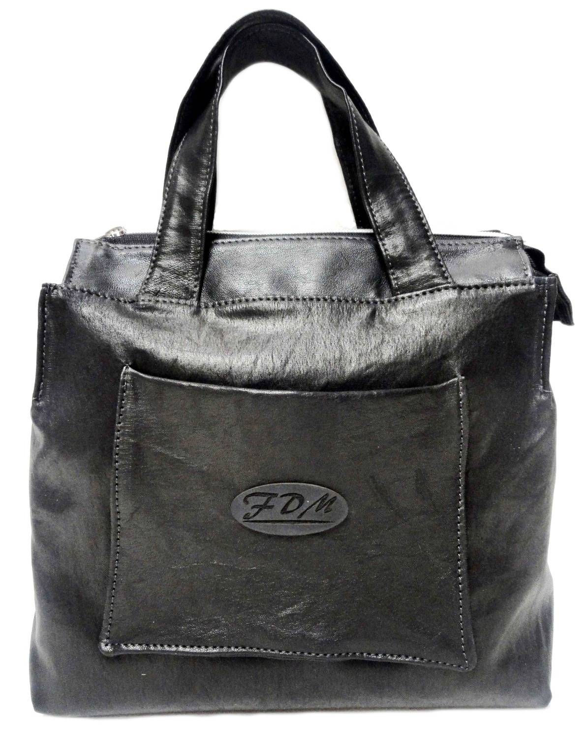 Petit sac a main artisanal élégant en cuir souple noir avec poche en façade.