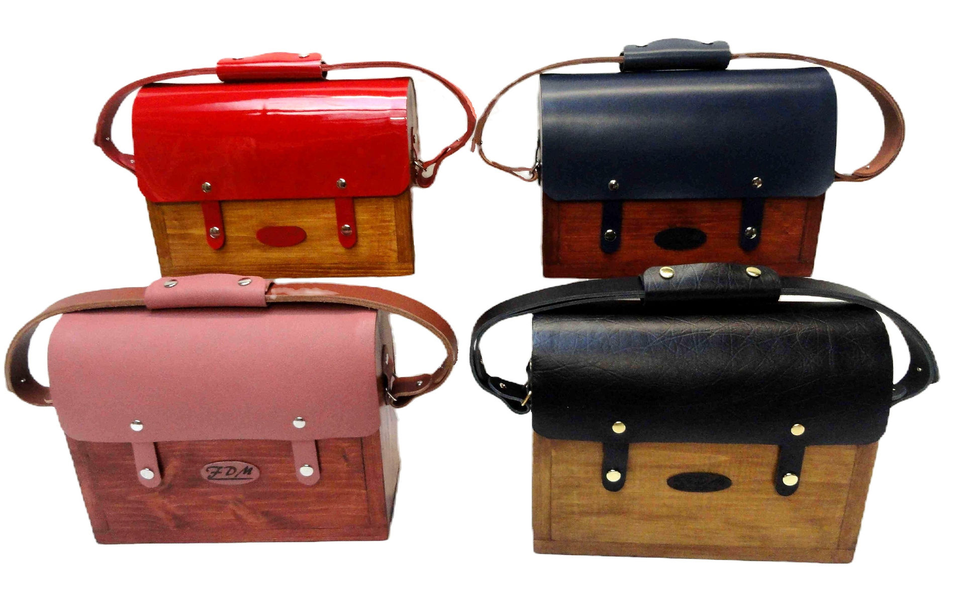 Sac à main chic fourre tout artisanal Français destiné à l'autodéfense, en bois et cuir de qualité. L'étonnant Sacachoc vous garantira une protection efficace.