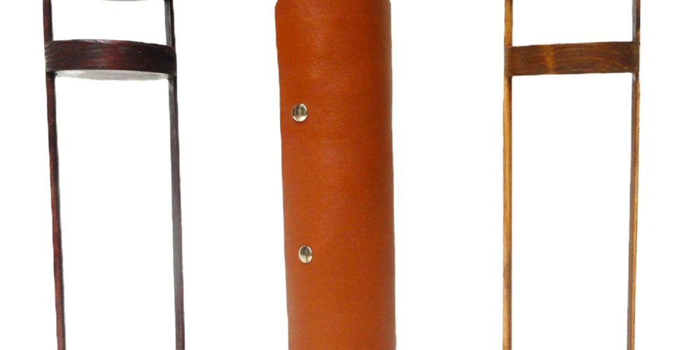 Sac de boules de pétanque artisanal de forme arrondie en bois de pin et cuir.