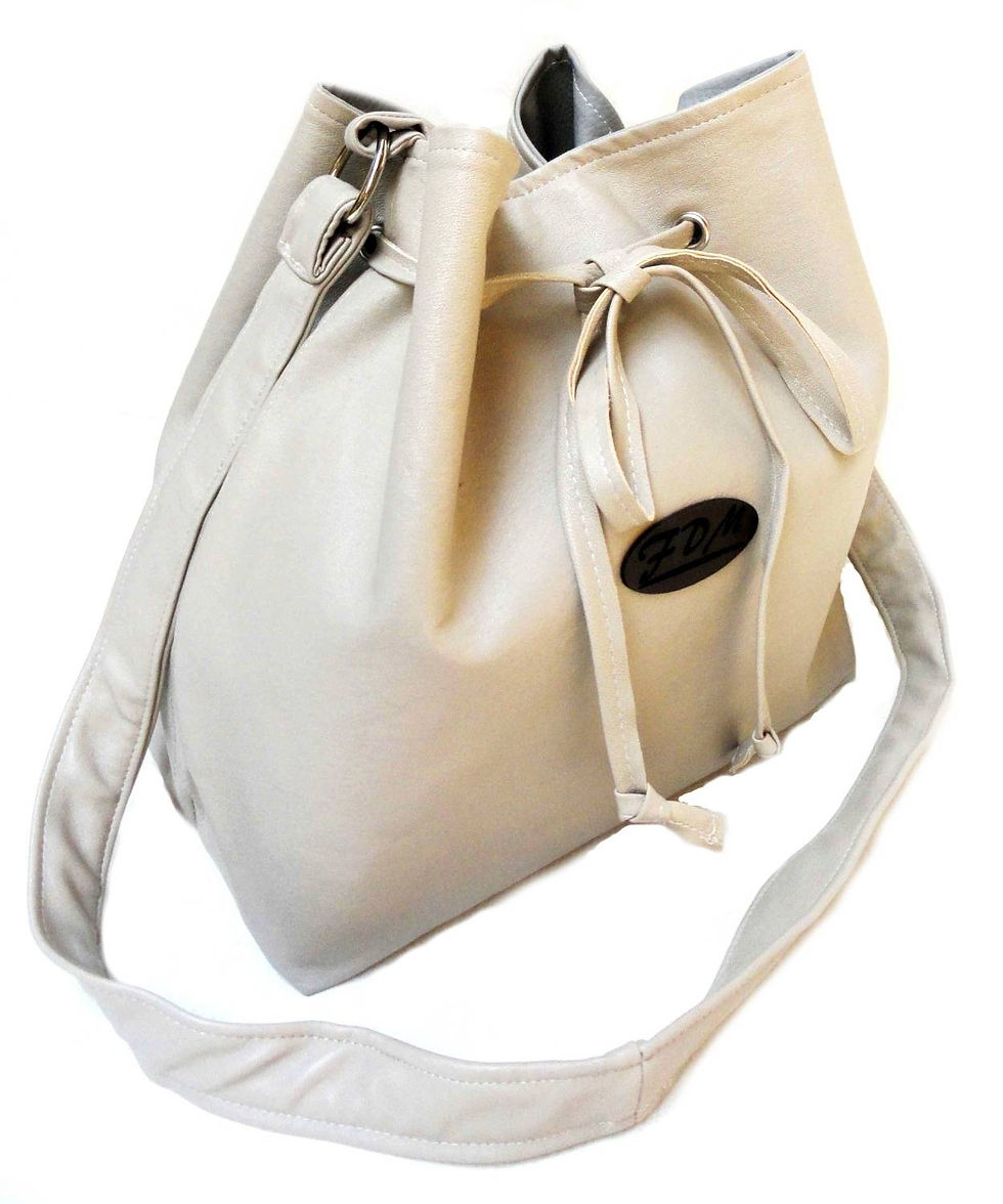 Grand sac bourse à bandoulière en cuir crème façon daim artisanal. France.