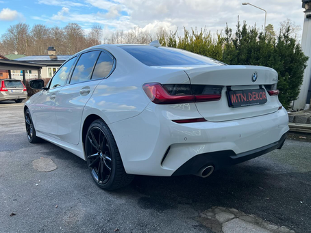 BMW har fått en imponerande satinröd foliering som verkligen lyfter bilens stil, från ursprunglig vit. Dessutom har vi tonat lyktorna och installerat en frontläpp för ett ännu mer dynamiskt utseende.