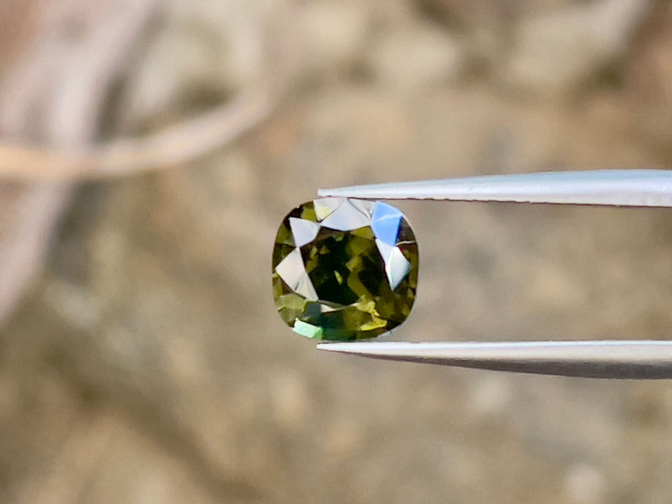 サムネイル： ジルコン ルース ダークイエローイッシュ グリーン ジルコン 2.05 カラット クッション カット 美しい天然石