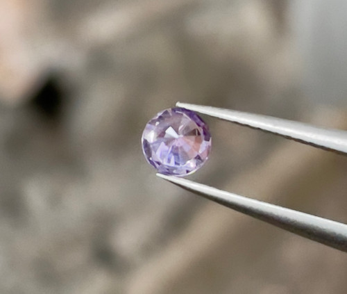 ラベンダーサファイア 0.59ct 非加熱 天然石 ラウンドカット ルース