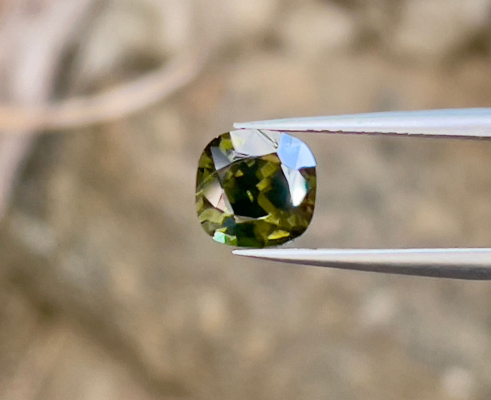 サムネイル： ジルコン ルース ダークイエローイッシュ グリーン ジルコン 2.05 カラット クッション カット 美しい天然石