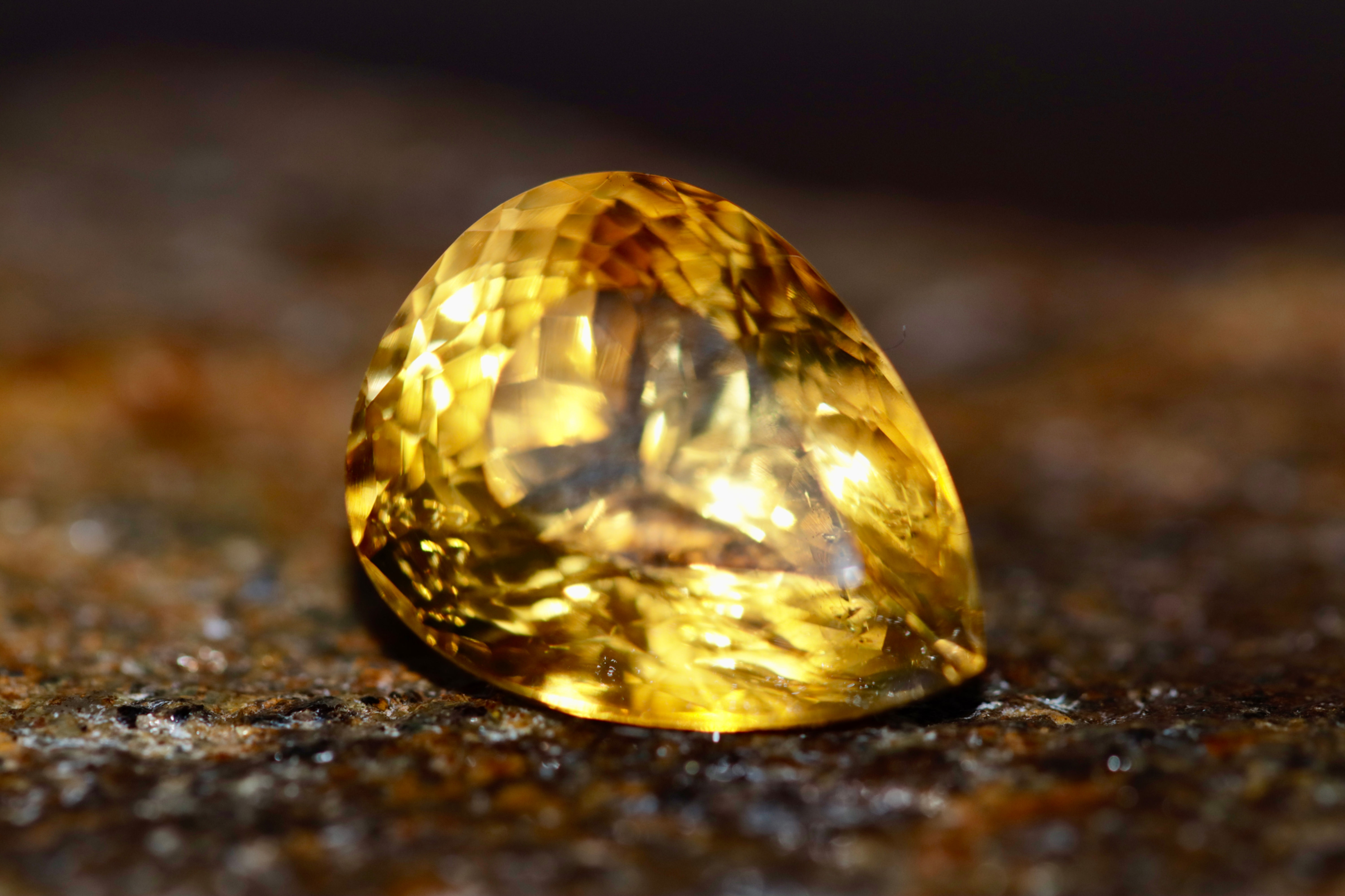 シトリン ゴールドカラーの美しいシトリン ルース ペアカット 8.00 カラットの天然石