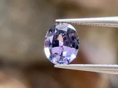 オーバルカットの天然スピネル宝石。GIL認定