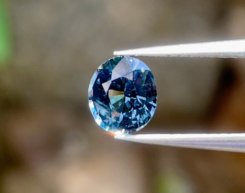オーバルカットの天然スピネル宝石。GIL認定 オーバルカットの天然スピネル宝石。GIL認定