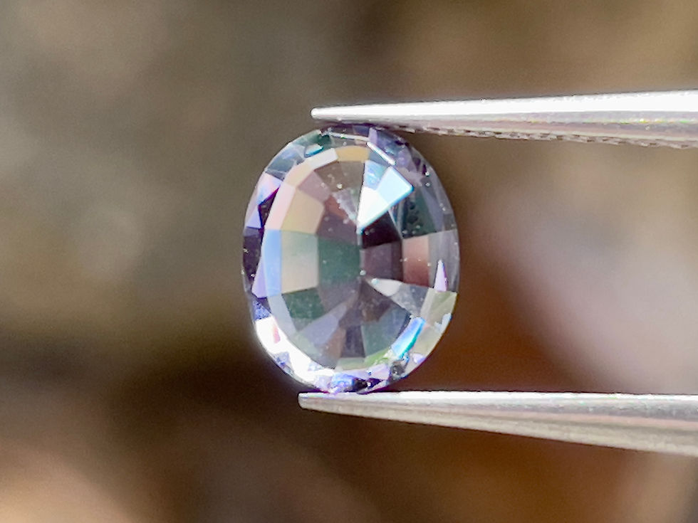 オーバルカットの天然スピネル宝石。GIL認定 オーバルカットの天然スピネル宝石。GIL認定