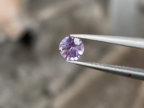ラベンダーサファイア 0.59ct 非加熱 天然石 ラウンドカット ルース 