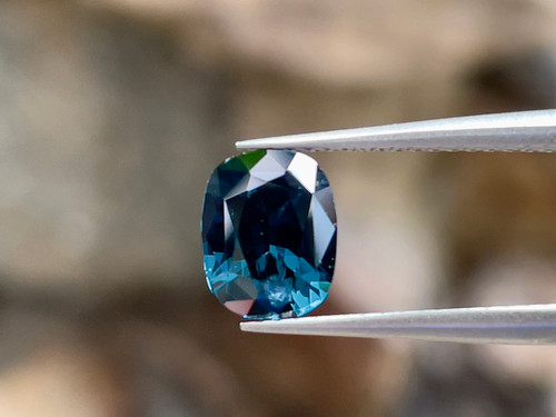 ティールブルースピネル 1.40ct肉眼で見えるインクルージョン が