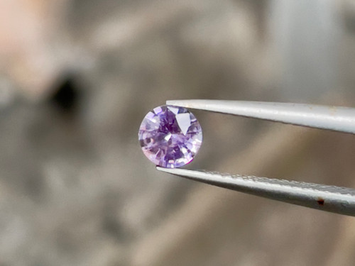 ラベンダーサファイア 0.59ct 非加熱 天然石 ラウンドカット ルース