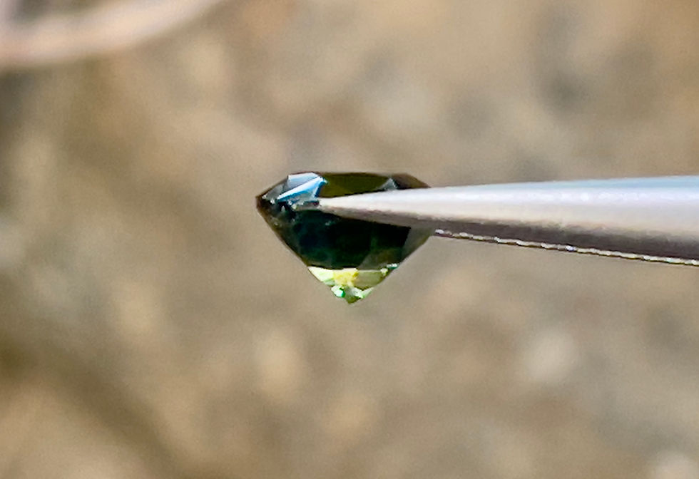 サムネイル： ジルコン ルース ダークイエローイッシュ グリーン ジルコン 2.05 カラット クッション カット 美しい天然石