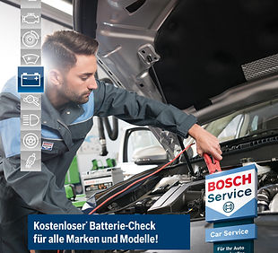 Ein Mechaniker mit Messgerät für Batterie, Elektronik Service