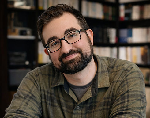 Friendly portrait in a cozy library_edited.jpg