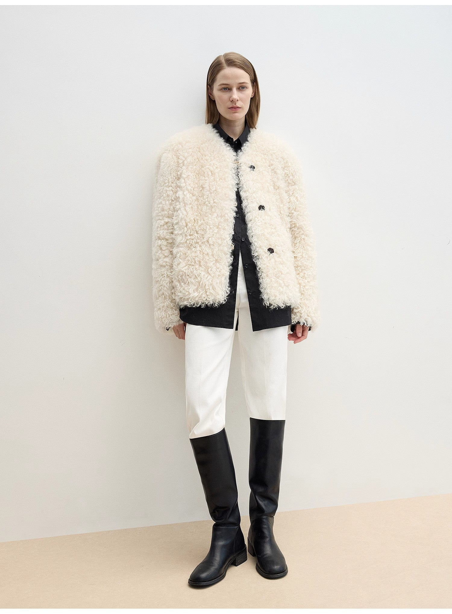 "Ghost Horse Girl" Merino-Lockenmantel mit Herzausschnitt und geradem Fell