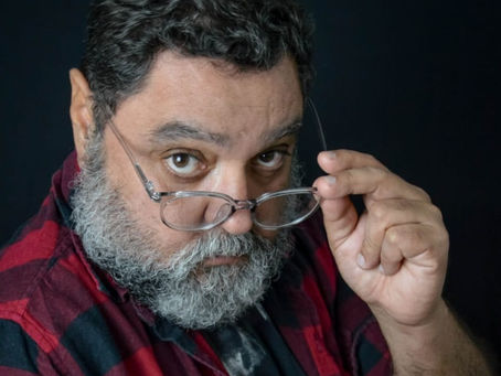 Ator, diretor teatral e humorista, Márcio Tadeu está sempre em movimento