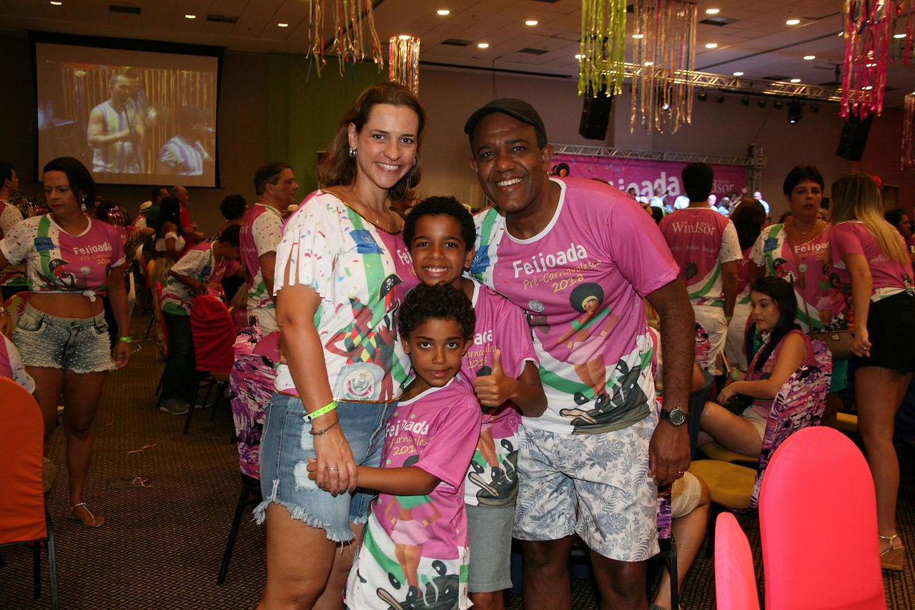 Abel Neto com Mariliz Rodrigues e filhos