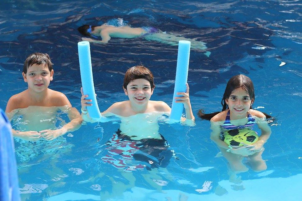 Kevin_Vechiatto_e_amigos_na_piscina