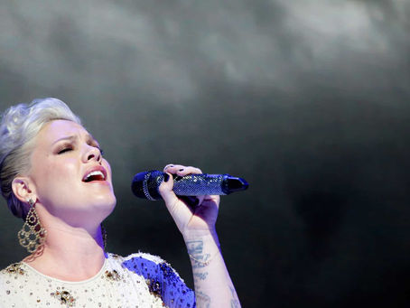 Avião de Pink fica em chamas após acidente