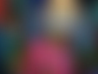 Integrantes do Molejo divulgam música em visita a bar temático