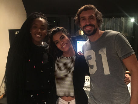 Cantoras Iza e GAB em bastidores de gravação no Rio