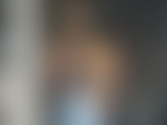 De véu no rosto, Nova Feiticeira embarca em aeroporto de São Paulo