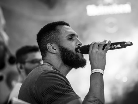 Cantor Santino participa do show do grupo Vou Zuar, em Niterói