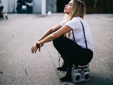 Anitta usa bolsa em formato de rádio avaliada em 25 salários mínimos