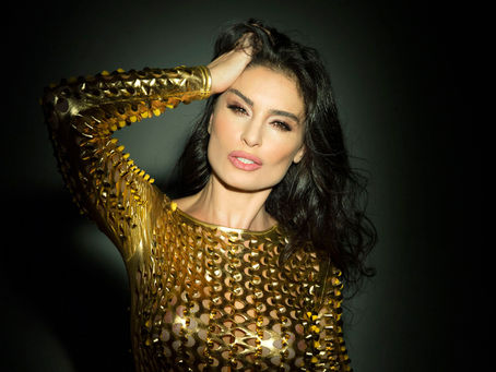 Atriz Franciely Freduzeski é capa da revista Diva Brasil