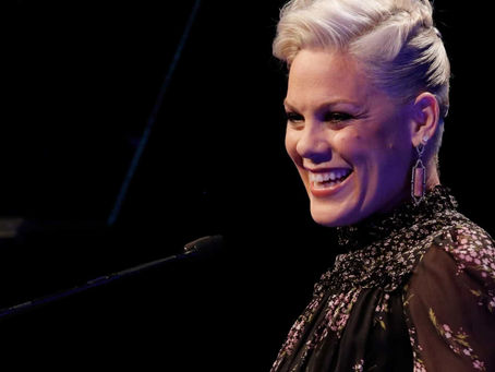 Pink surpreende fãs com corte radical de cabelo