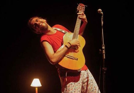 Teatro Municipal Café Pequeno recebe Zéu Britto em seu primeiro solo de humor “Delírios da Madrugada
