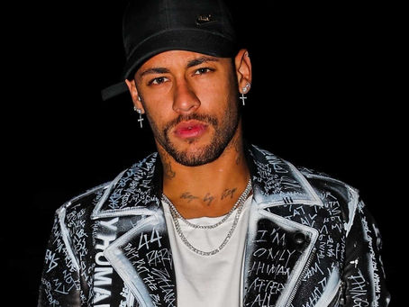 Neymar completa dez anos de carreira com irreverência, arte e polêmica