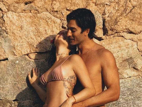 Isis posa de biquíni e vibra com barriga de grávida: 'Agora somos três'