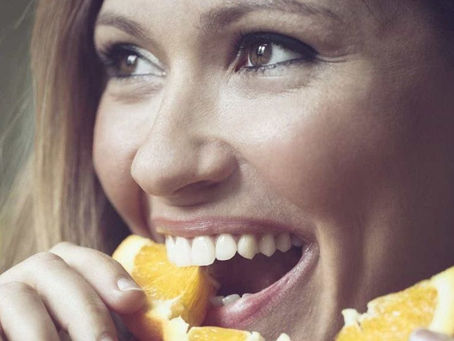 Dois alimentos e quatro bebidas que não são nada 'amigos' dos dentes