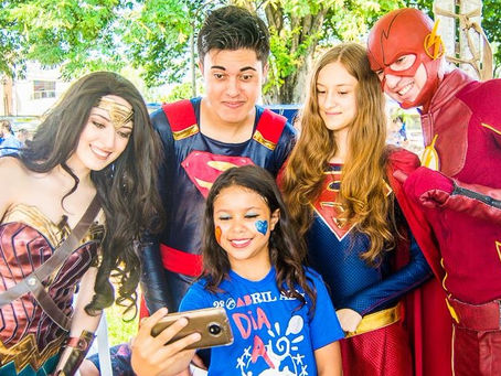 Voluntários se vestem de personagens marcantes para protagonizar ações sociais em São Paulo