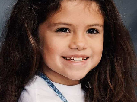 Cantora e atriz posta foto de infância. Reconhece?