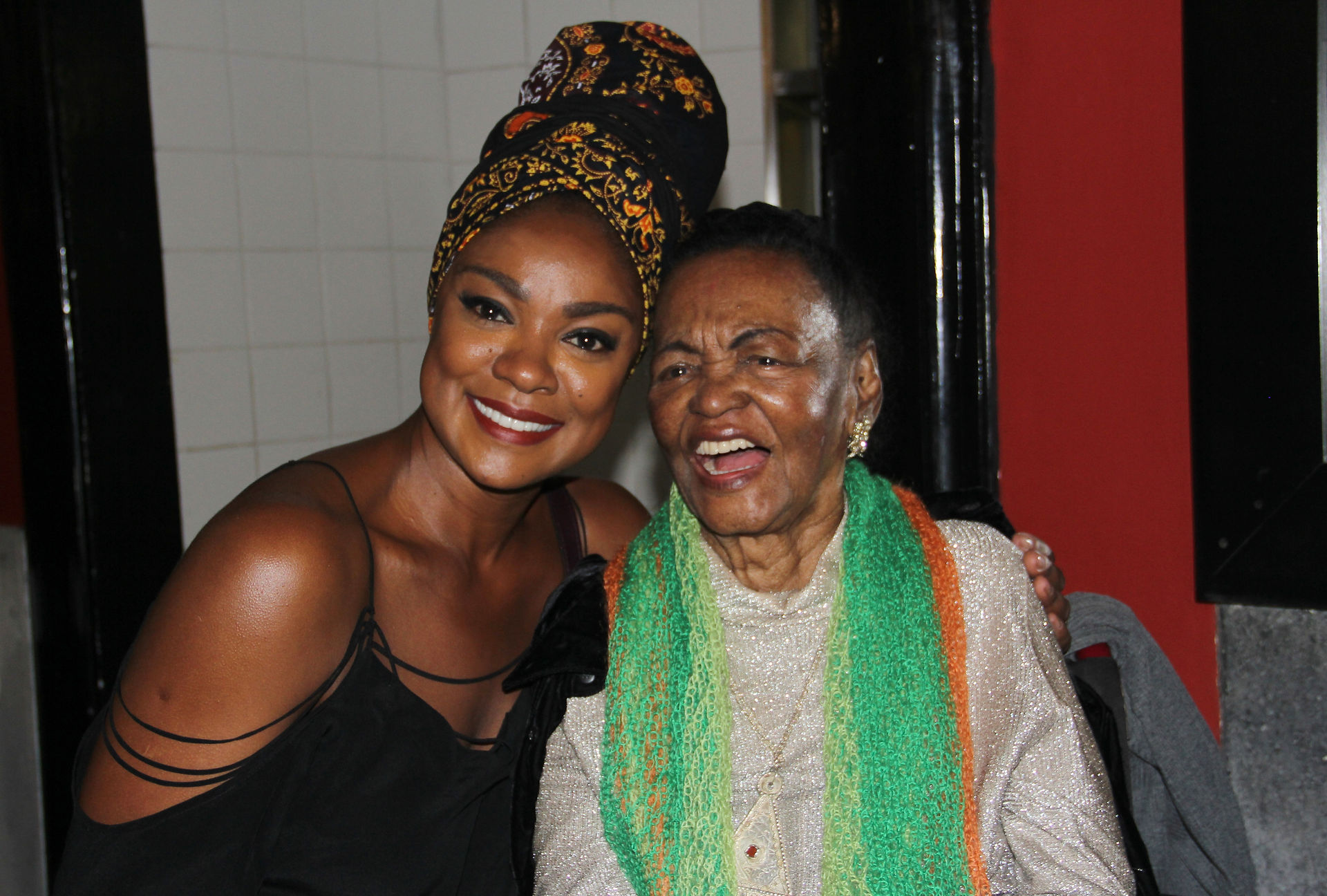 Ruth_de_Souza_e_Cris_Viana_em_seu_aniversário
