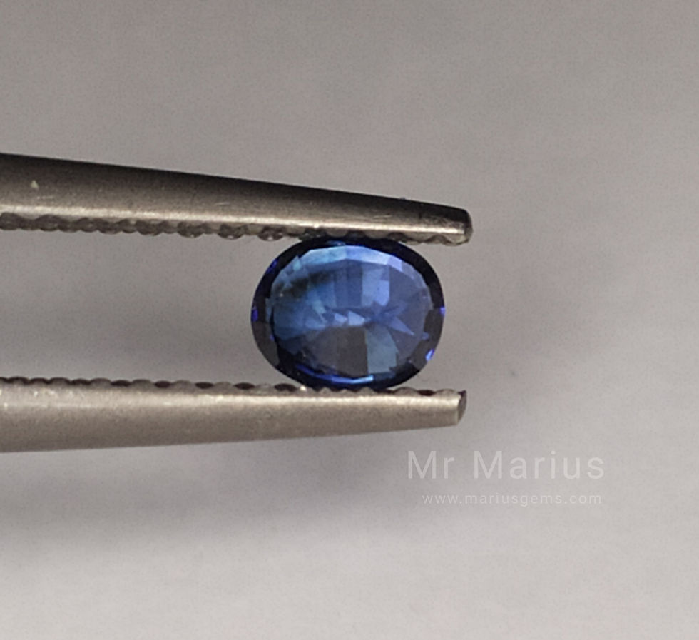 Unheated cornflower blue sapphire 0,31 ct. Oval shape. Pavillion view.