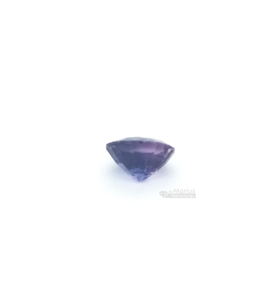 Purple unheated sapphire 0,42 ct, round cut. side view.