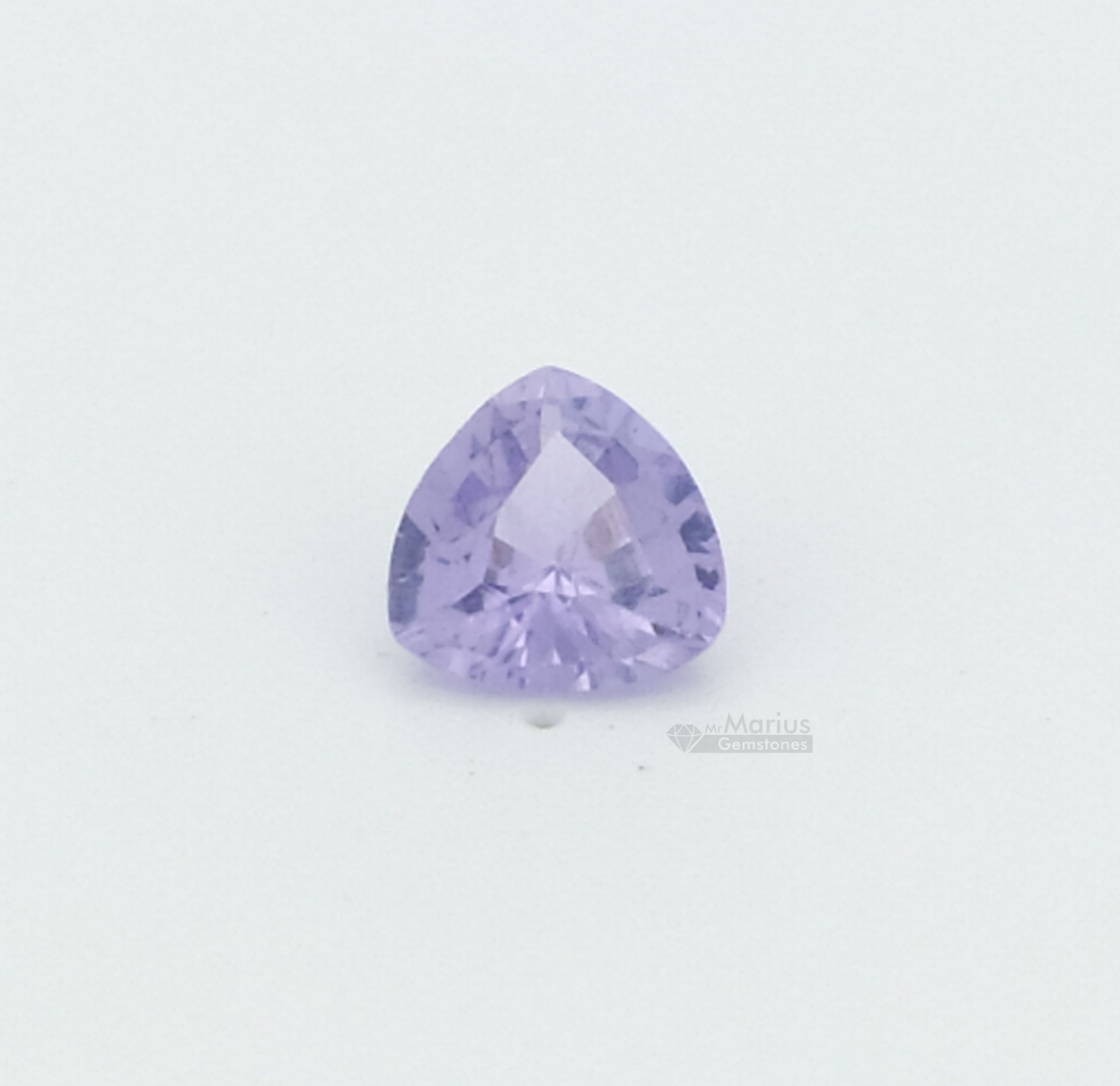 Triangular cut light violet unheated sapphire from Sri Lanka. 0,52 ct.