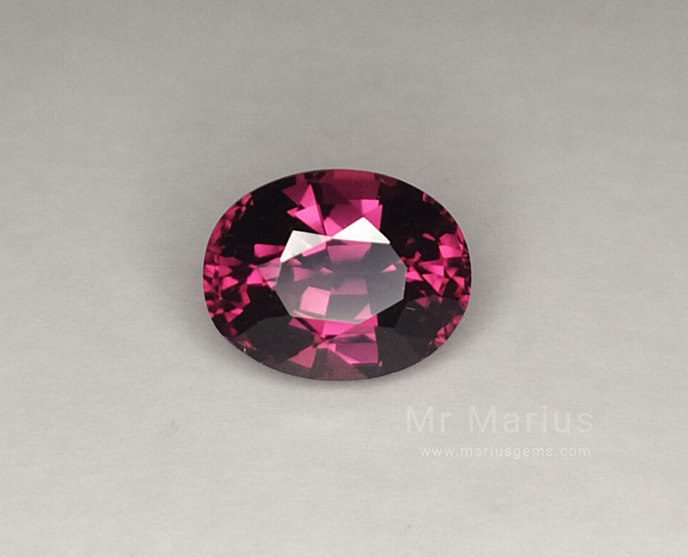 Rhodolite garnet, oval cut.