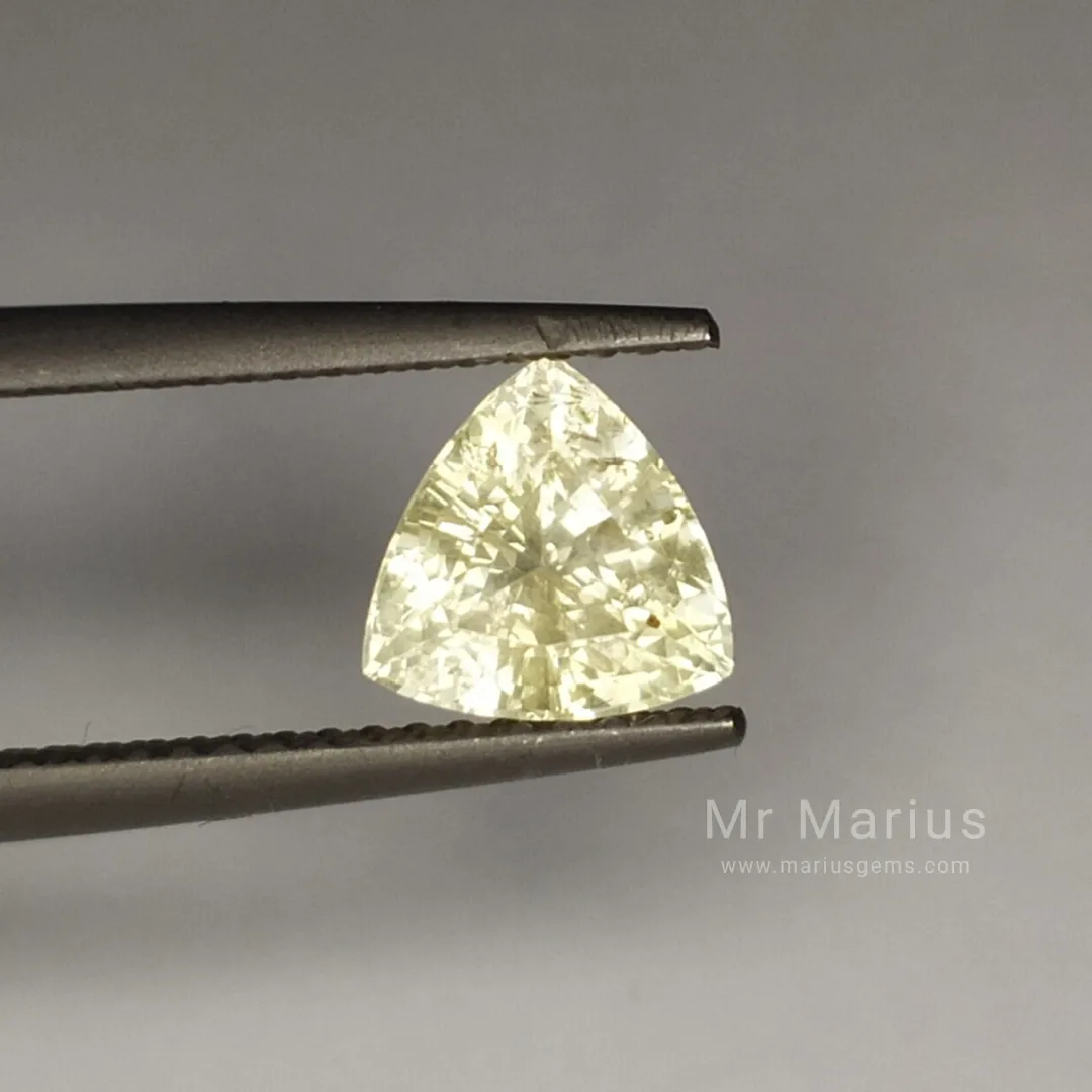 Light yellow unheated sapphire from Ceylon. Trillion cut.