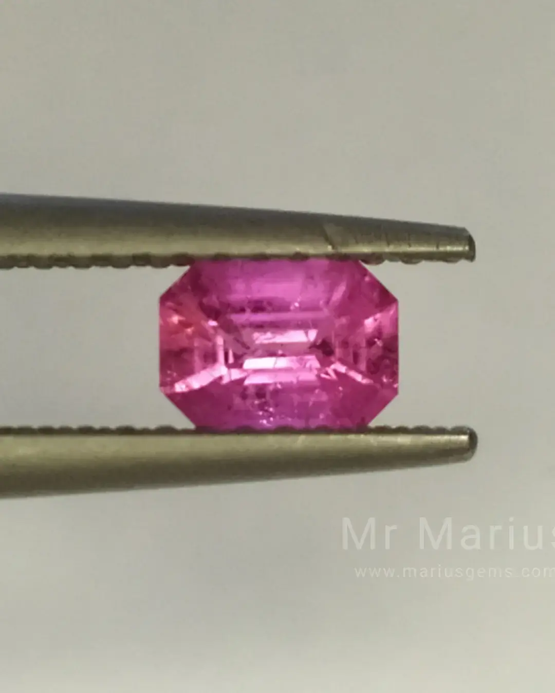 Unheated hot vivid Pink Ceylon sapphire. 0,53 carat. Included.  Emerald cut.
