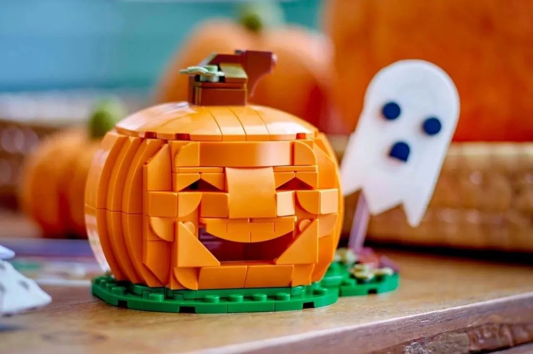 LEGO Halloween Set 40697 Light Up Jack-o'-Lantern GWP LEGO Halloween Set 40697 Light Up Jack-o'-Lantern GWP