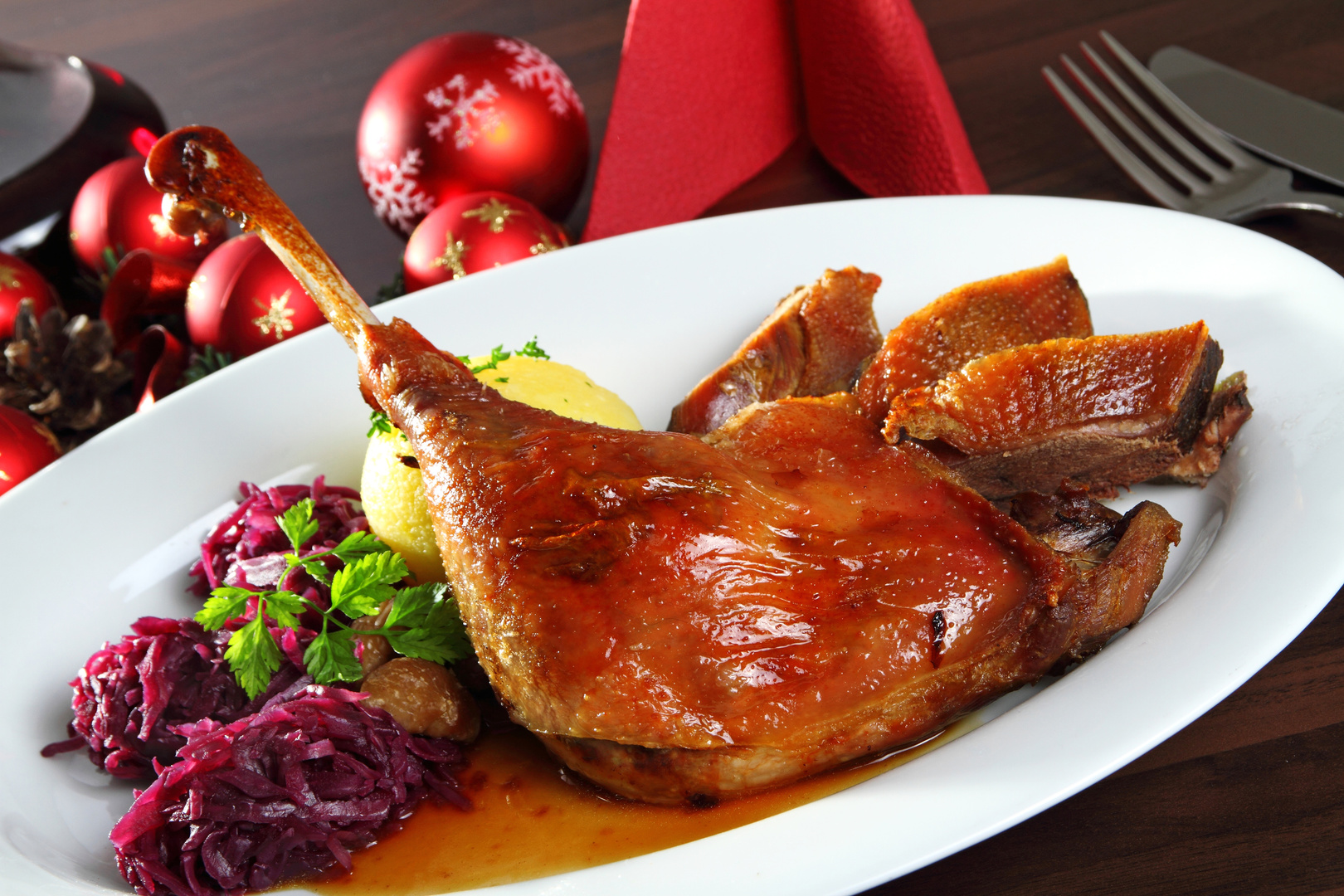 GÄNSE ESSEN  Nehmen Sie Platz in unserem Restaurant. Wir bereiten Ihnen unseren traditionellen saftig-knusprigen Gänsebraten zu. Dazu reichen wir unseren hausgemachten Rotkohl und Rosenkohl, sowie Kartoffelklöße und Salzkartoffeln und natürlich die Gänsebratensoße. Erleben Sie einen unvergesslichen Abend mit ihren Liebsten oder Freunden. Wir freuen uns auf Sie!  Ihre Familie Knötel  Bestellen können Sie unter  Tel.: +49 3874 22015 oder per mail: rezeption@landhaus-knoetel.de