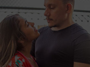O casal que gravava seus próprios rolês e pegações e transformou em carreira no Close Fans