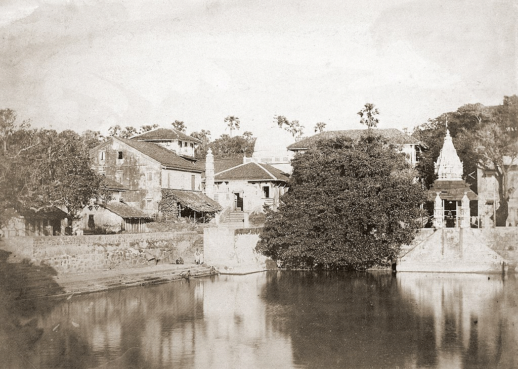 1024px-Banganga_Tank_and_Walkeshwar_Temp