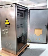 Ventilador y panel de rejilla integrados en el armario PLC para refrigeración pasiva en entornos de alta temperatura.