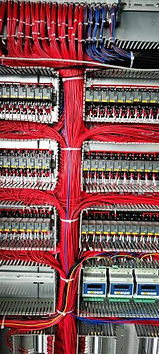 Vista interna del armario con cableado estructurado, bastidor para PLC y fuentes de alimentación integrados en un diseño compacto.